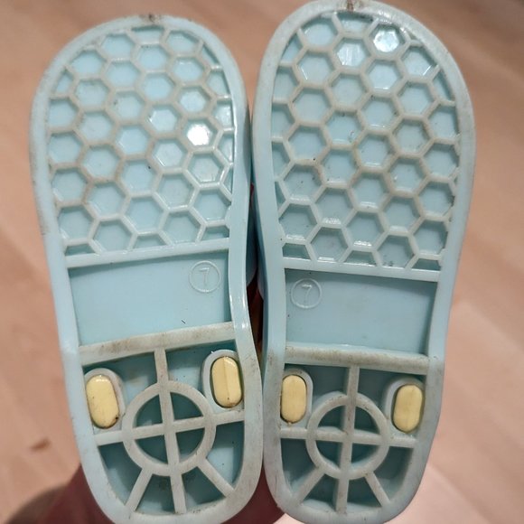 OshKosh Jelly Sandals - Infant Girl Size 7, Light Blue & Yellow, Worn Twice - Picture 5 of 5